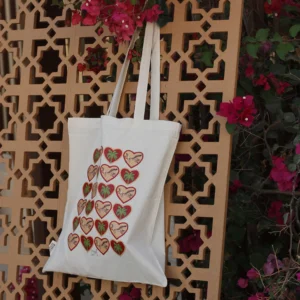 حقيبة قماشية مستدامة مصنوعة من قطن مُعاد تدويره، بتصميم الغزلان و النخل