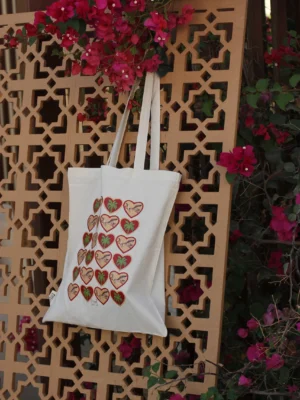 حقيبة قماشية مستدامة مصنوعة من قطن مُعاد تدويره، بتصميم الغزلان و النخل